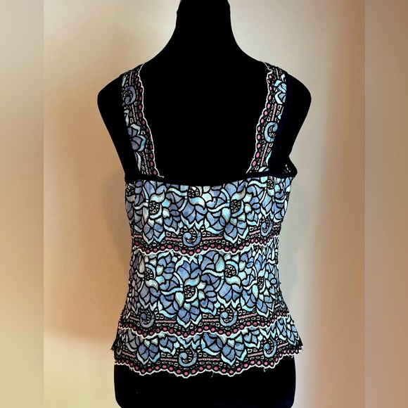 Beautiful Stainglass pattern blouse - Picture 3 of 4